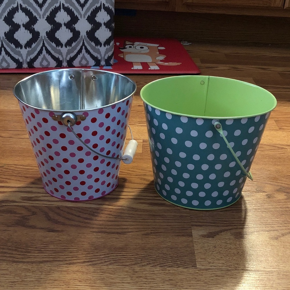 🛍️ Polka Dot Metal Buckets